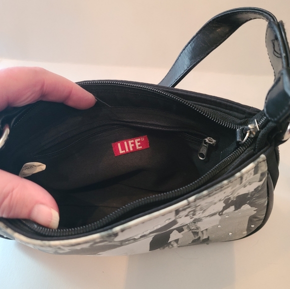 Life Magazine 1945 NYC Victory Kiss purse - Picture 7 of 8